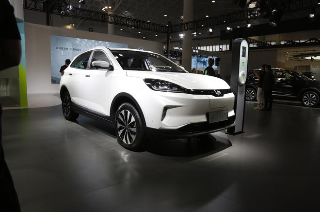 2019海口新能源车展:威马EX5亮相