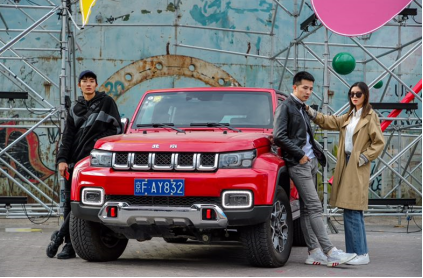 /uploads/allimg/190401/19431Hc1-1.png 开越野车走红毯,这才是惊艳!BJ40 PLUS亮相中国国际时装周0401V2328.png